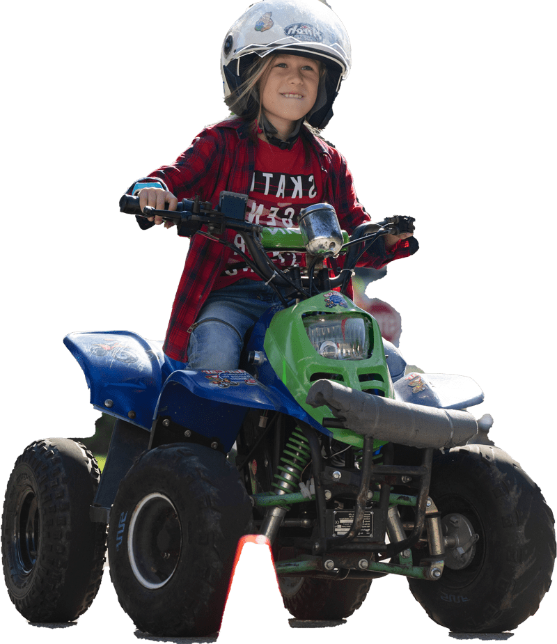 Kind auf Quad freigestellt