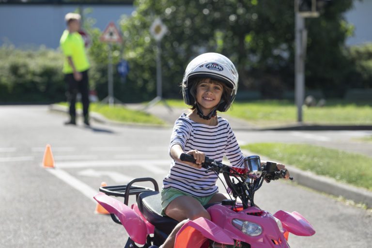 Sommerferien 2024 Mädchen auf pinkem Kinderquad