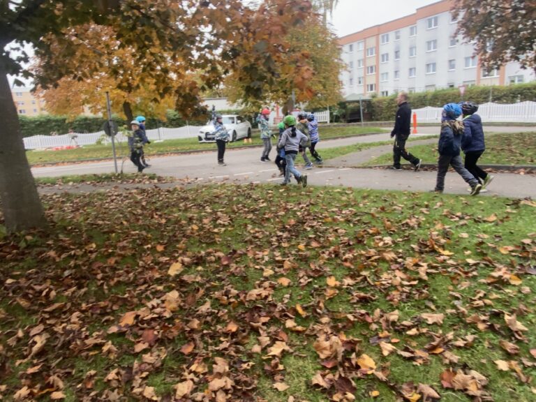 Kinder im Herbstlaub