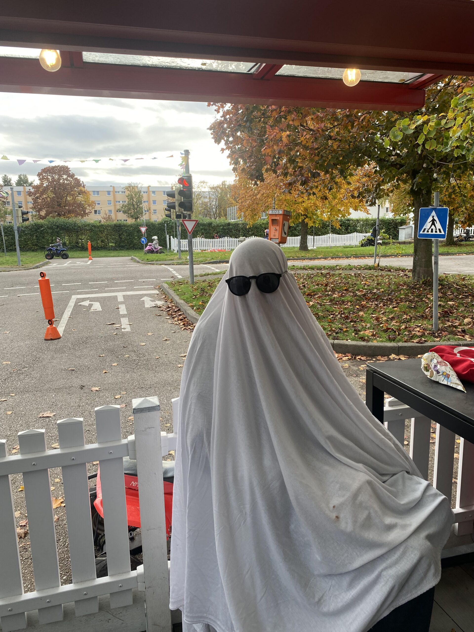 Geister mit Sonnenbrille bei Kiddi-Car Halloween 2025