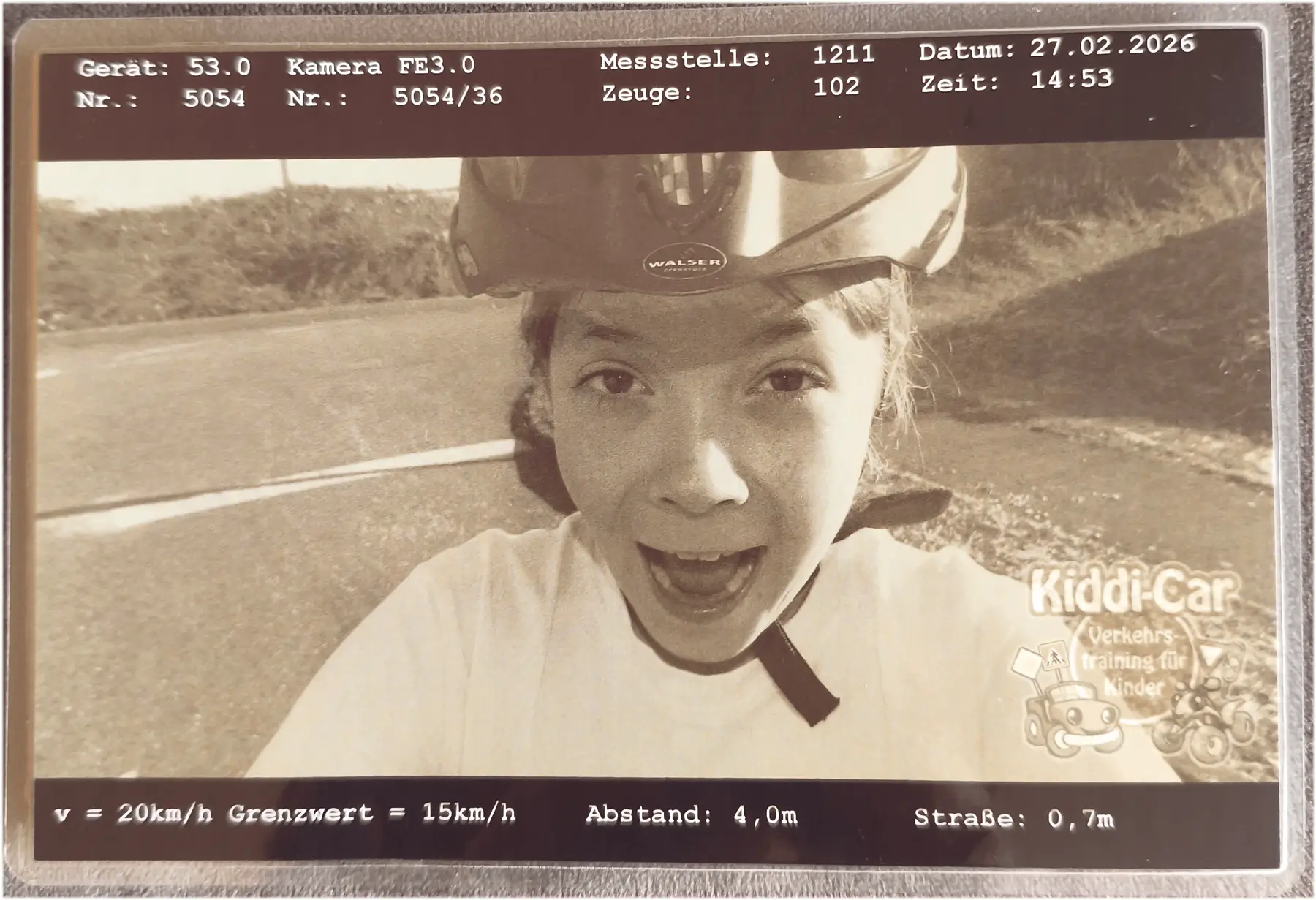 Blitzerfoto eines Kindes auf einem Kinderquad