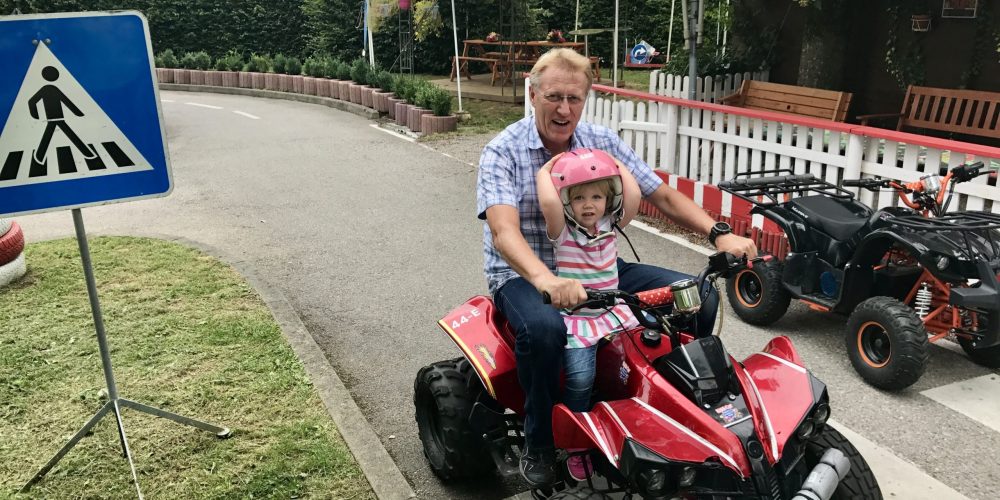 Opa und Enkelin auf Quad bei Kiddi-Car Opa und Enkelin auf Quad bei Kiddi-Car